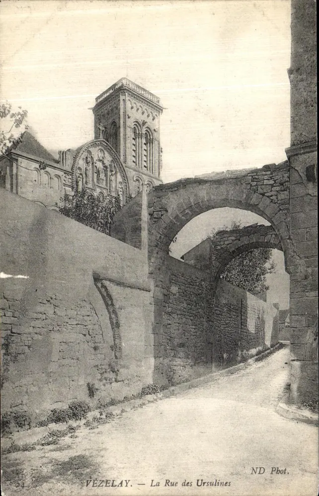 Vézelay — De Straat van de Ursulinen — ND Pbot. - Voorkant