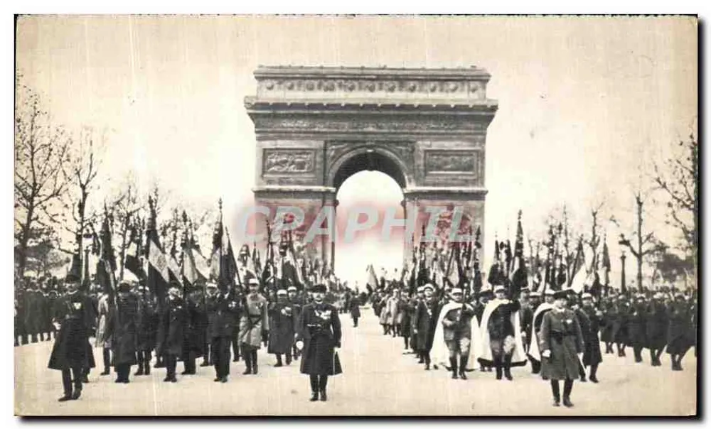 Arc de Triomphe — Militärparade mit Fahnen — Ansichtskarte - Vorderseite