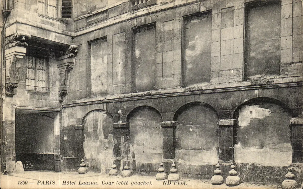 Hôtel Lauzun — Cour (linker Seite) — ND Phot. - Vorderseite