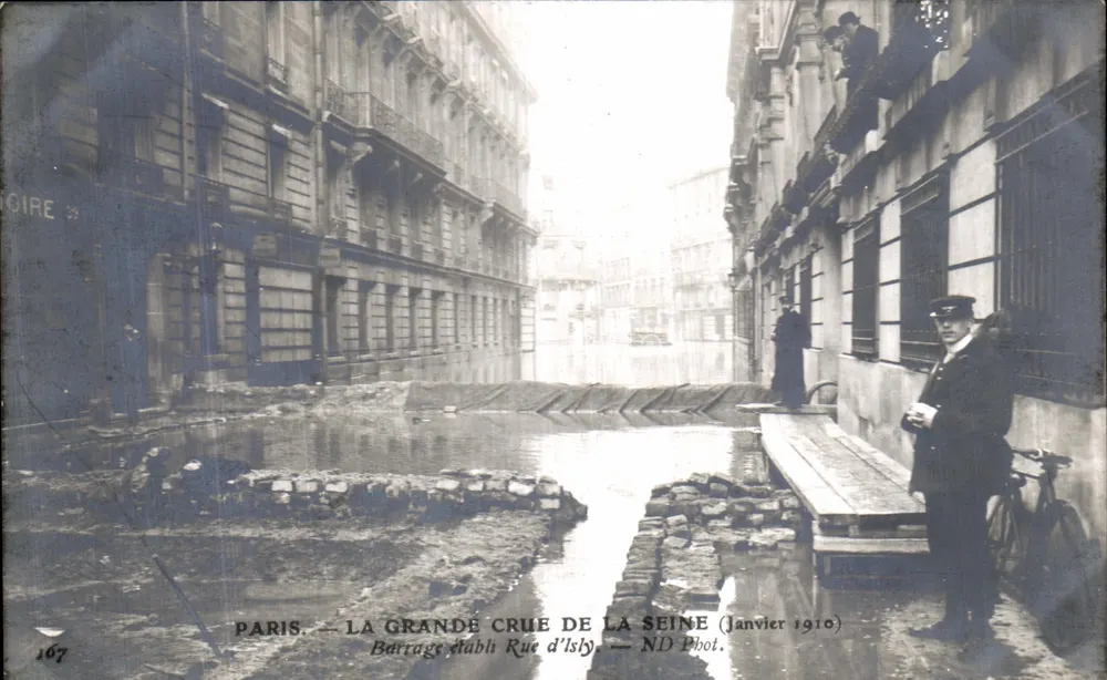 Paris — Die große Flut der Seine (Januar 1910) — Schutzdamm auf der Rue d'Isly — ND Phot. - Vorderseite