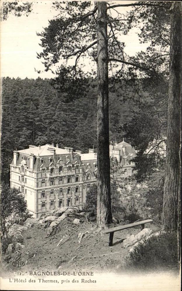 Das Thermalhotel, vom Felsen aus gesehen — Bagnoles-de-l'Orne — Verlag CPD - Vorderseite
