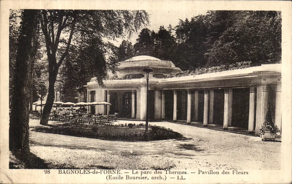 Bagnolles-de-l'Orne — Der Thermalpark — Pavillon des Fleurs (Emile Boursier, Architekt) — L.L. - Vorderseite