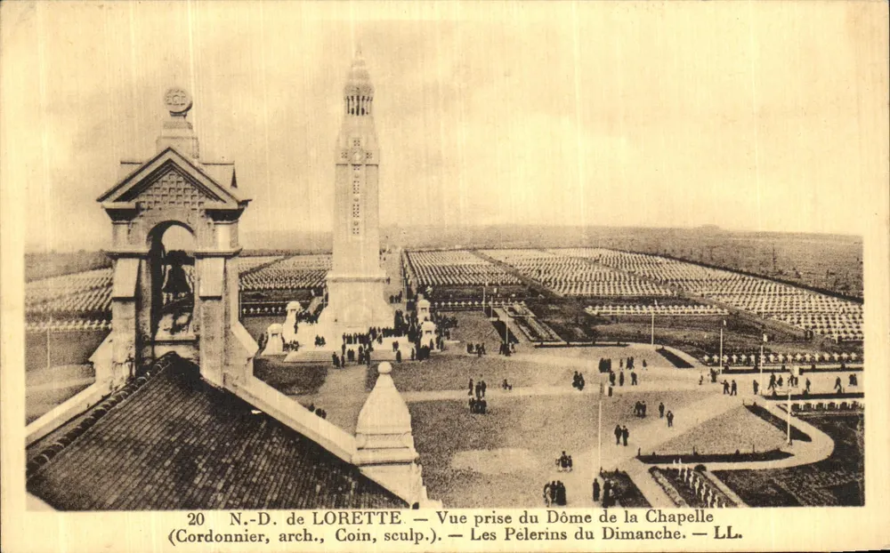 Notre-Dame de Lorette — Ansicht vom Dach der Kapelle — Die Sonntagpilger — LL. (Cordonnier, arch., Coin, sculp.) - Vorderseite