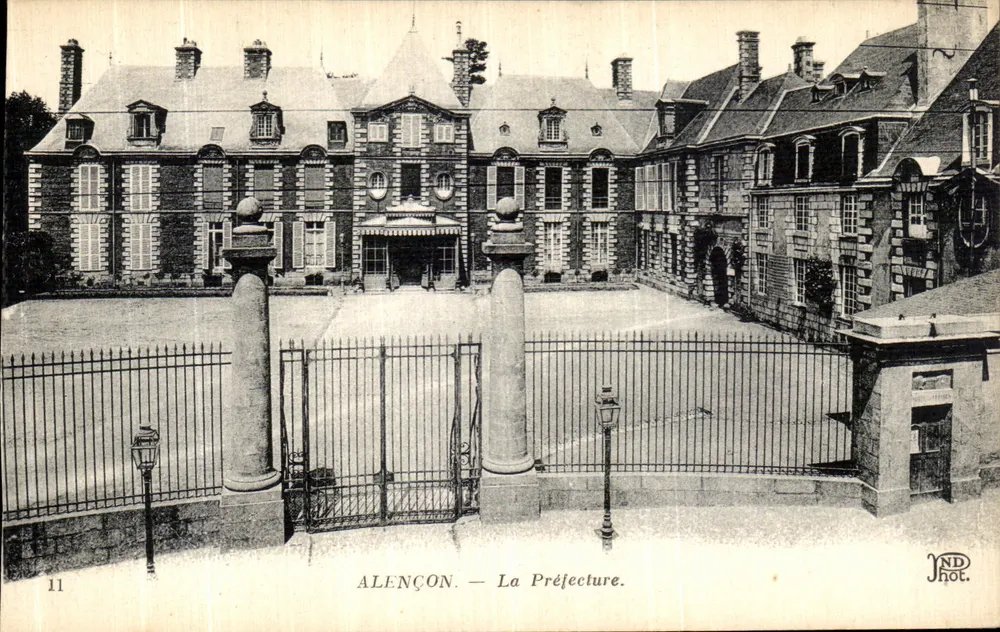 Alençon — A Prefeitura — NDhot. - Frente