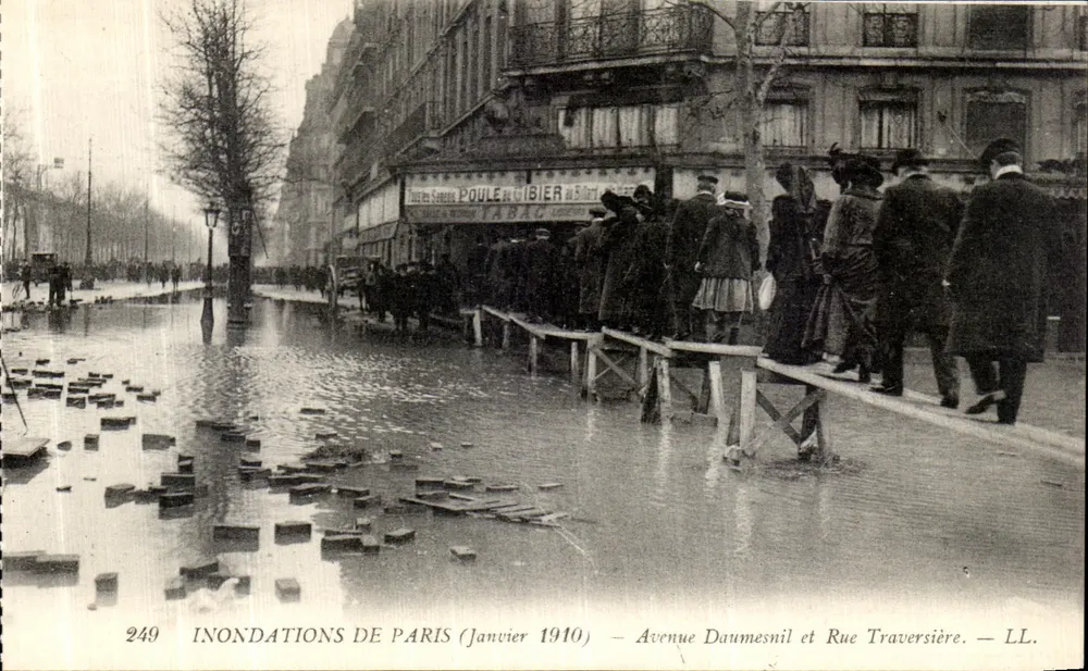 Überschwemmungen in Paris (Januar 1910) — Avenue Daumesnil und Rue Traversière — LL. - Vorderseite
