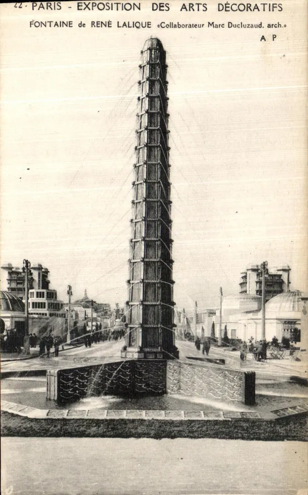 Paris - Ausstellung der Dekorativen Künste — Fontaine von René Lalique, Mitarbeiter Marc Ducluzaud, arch. - Vorderseite