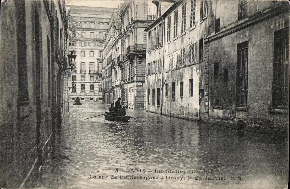 Paris — Inundações de 1910 — A rue de Poitiers (gare d'Orsay) em 25 de Janeiro — C.M. - Frente