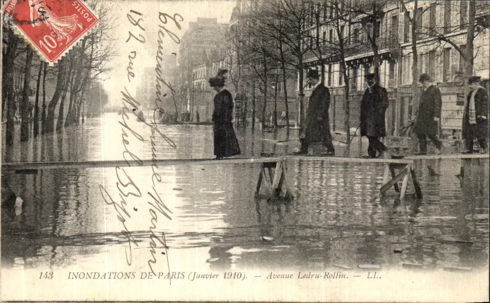 Inundações de Paris — Janeiro de 1910 — Avenida Ledru-Rollin — LL. — N° 143 - Frente