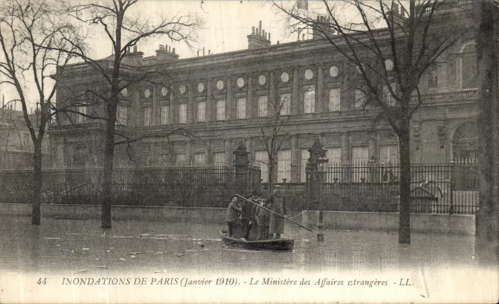 Überschwemmungen in Paris (Januar 1910) — Das Außenministerium — LL, n°44 - Vorderseite