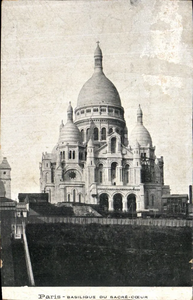 Paris - Basilika des Heiligen Herzens — Ansicht der Hauptfassade - Vorderseite