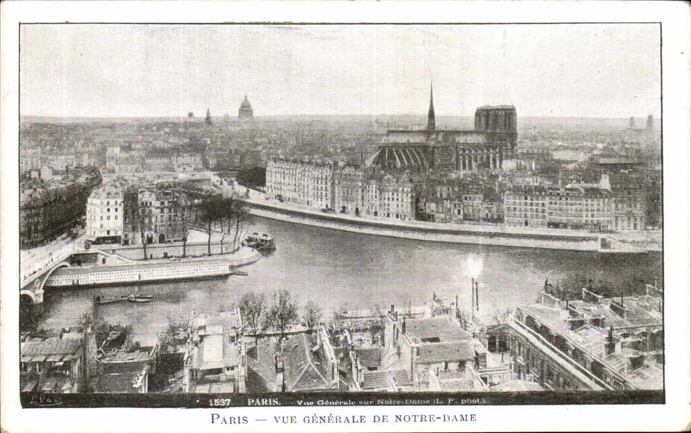 Paris — Vista Geral da Catedral de Notre-Dame — (L. P. fot.) - Frente