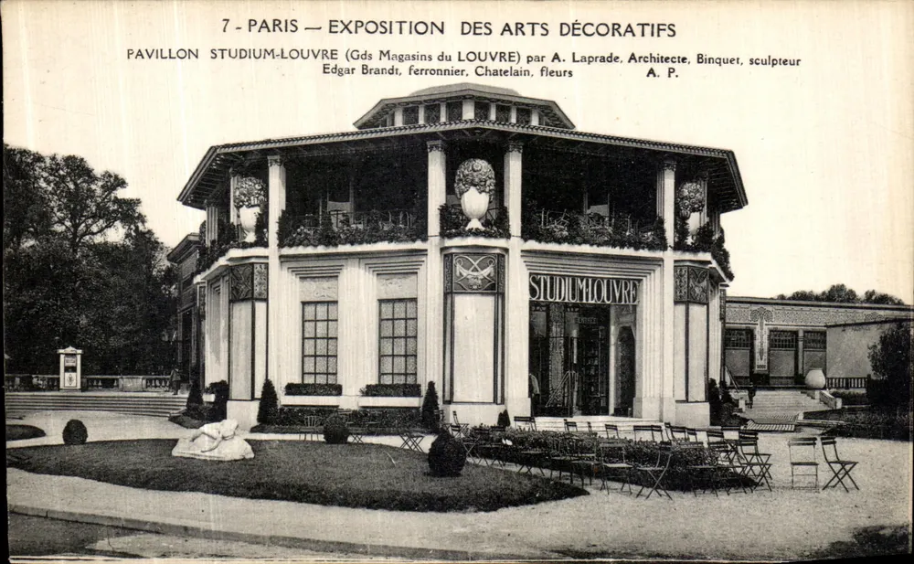 Paris — Exposition des Arts Décoratifs — Pavillon Studium-Louvre von A. Laprade, Architekt, und Binquet, Bildhauer - Vorderseite