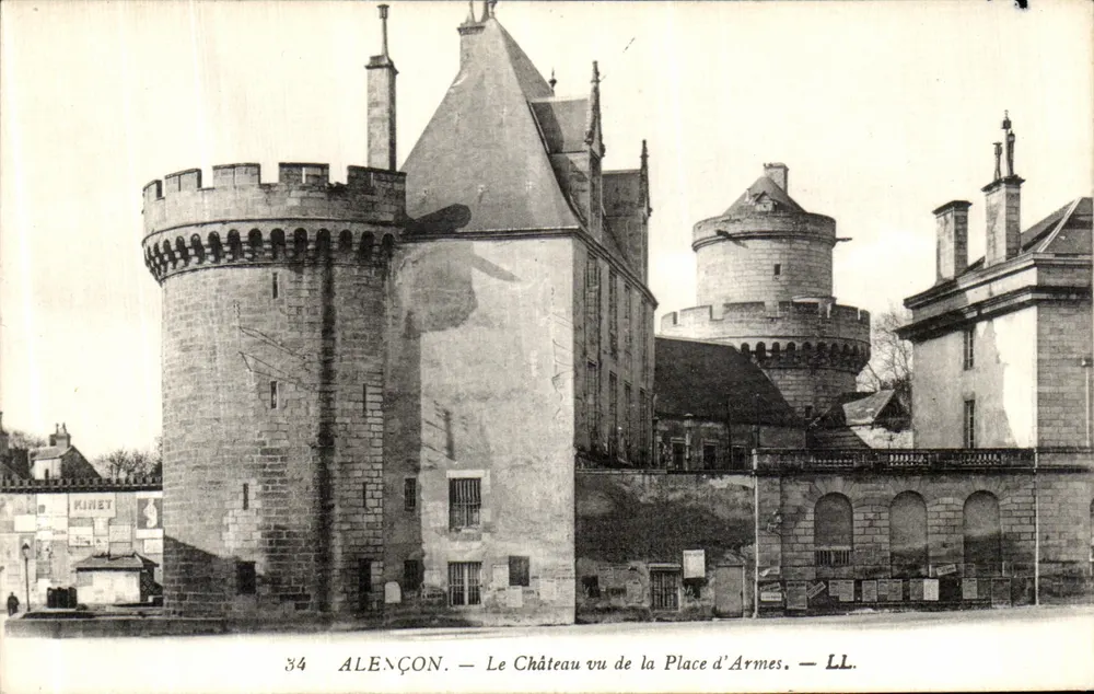 Alençon — Das Schloss von der Place d'Armes aus gesehen — LL. - Vorderseite