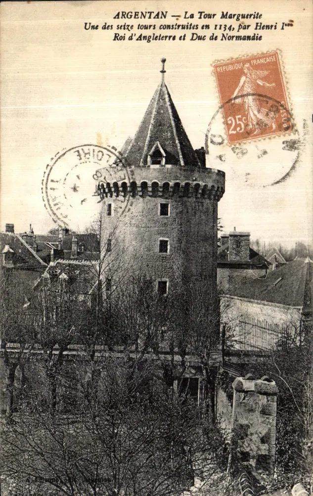 Argentan — A Torre Marguerite — Uma das dezesseis torres construídas em 1134, por Henrique I, Rei da Inglaterra e Duque da Normandia - Frente