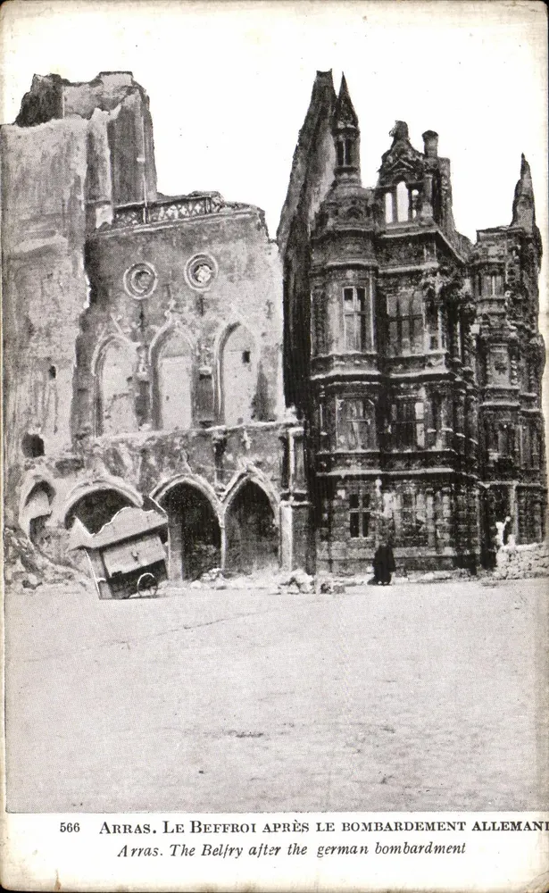 Arras. Der Glockenturm nach dem deutschen Bombenangriff — 566 — Verlag nicht sichtbar - Vorderseite