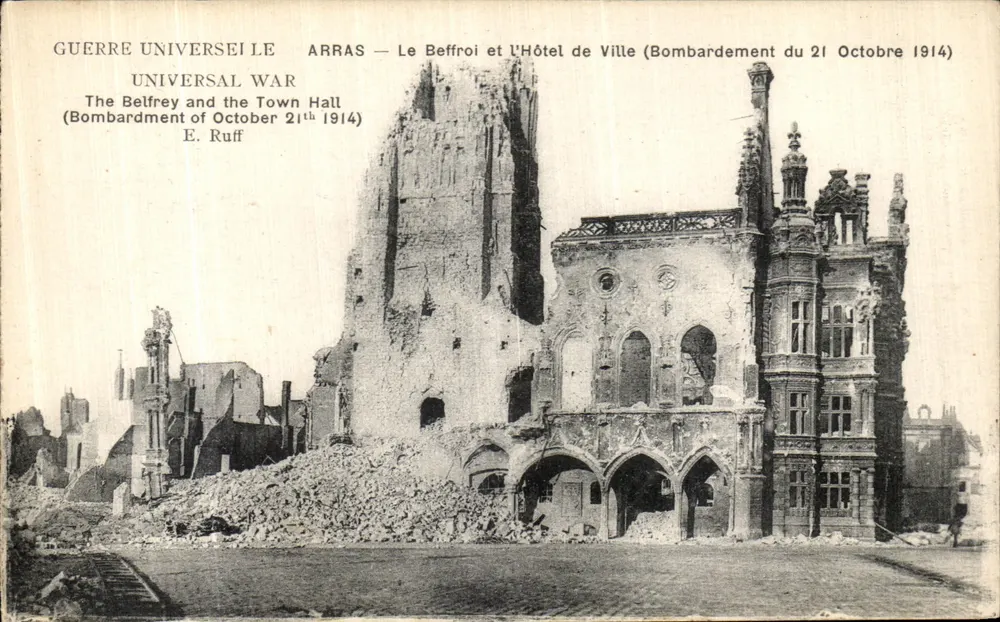 Arras — Der Glockenturm und Rathaus (Bombardement vom 21. Oktober 1914) — E. Ruff - Vorderseite
