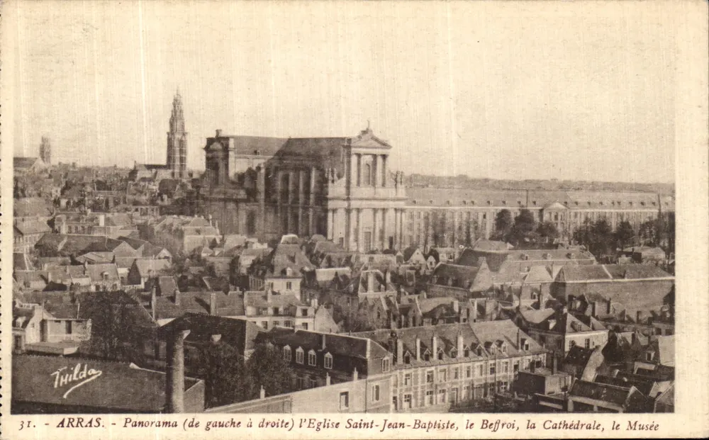 Arras - Panorama (von links nach rechts) die Kirche Saint-Jean-Baptiste, der Glockenturm, die Kathedrale, das Museum - Vorderseite