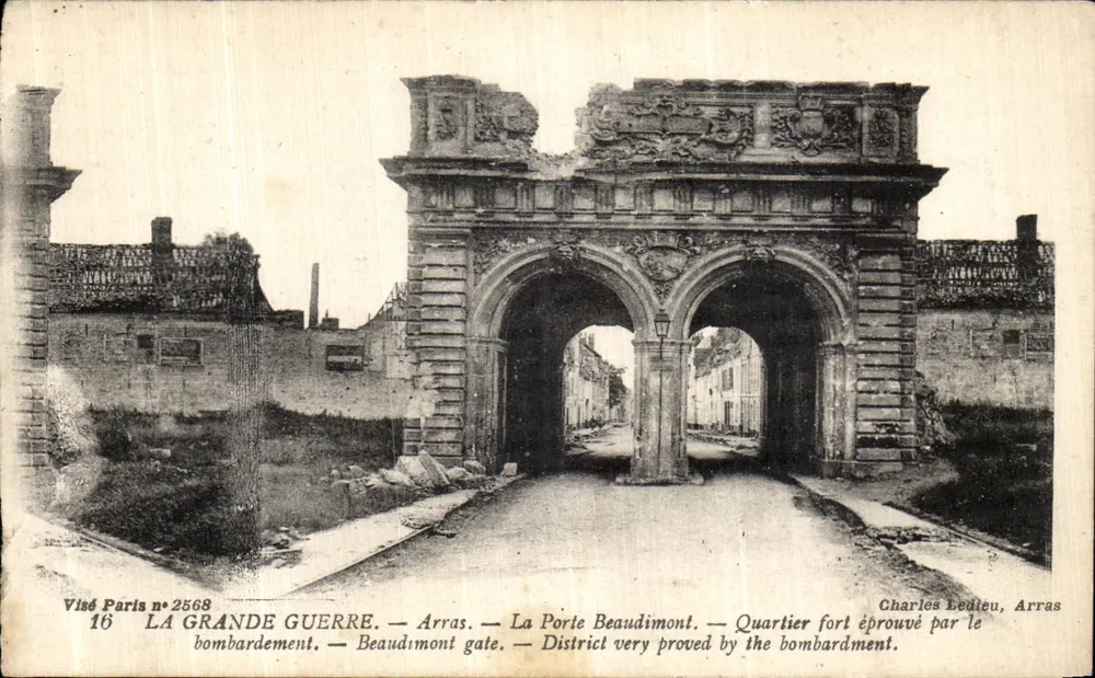 Arras — A Porta Beaudimont — Bairro atingido pelos bombardeios — Charles Ledieu, Arras - Frente