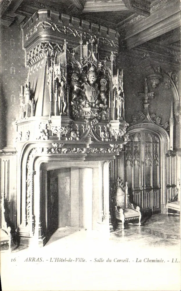 Arras - Das Rathaus - Sitzungssaal - Der Kamin - Vorderseite