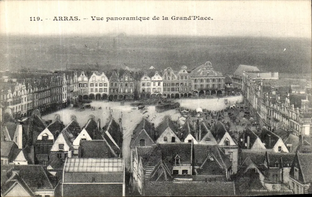 Arras — Panoramablick auf die Grand'Place — Unbekannter Verlag, Nr. 119 - Vorderseite