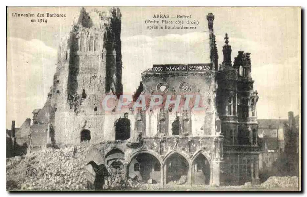 Arras — Beffroi (Petite Place rechte Seite) nach dem Bombenangriff — Die Invasion der Barbaren im Jahr 1914 - Vorderseite