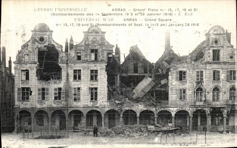 Arras — Grand' Place n°s 15, 17, 19 e 21 — Bombardamentos dos 14 de Setembro de 1915 e 28 de Janeiro de 1916 — E. Le Doley, imp.édit. de Sébastopol, Paris - Frente