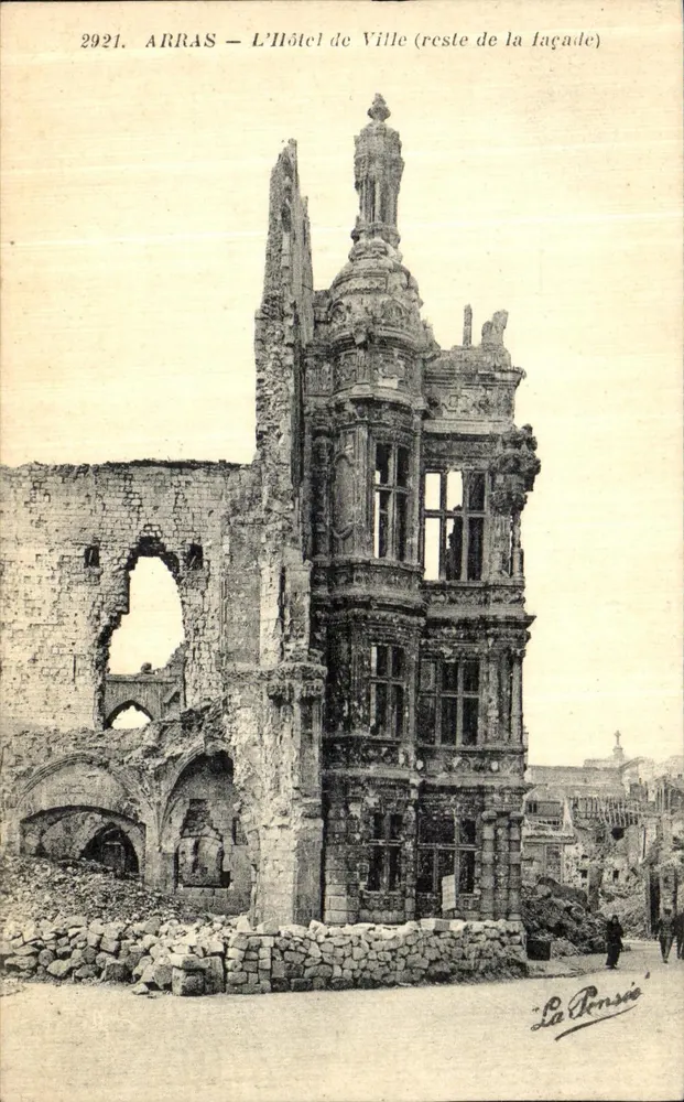 Arras — Das Rathaus (verbleibender Teil der Fassade) — La Pensée, n°2921 - Vorderseite
