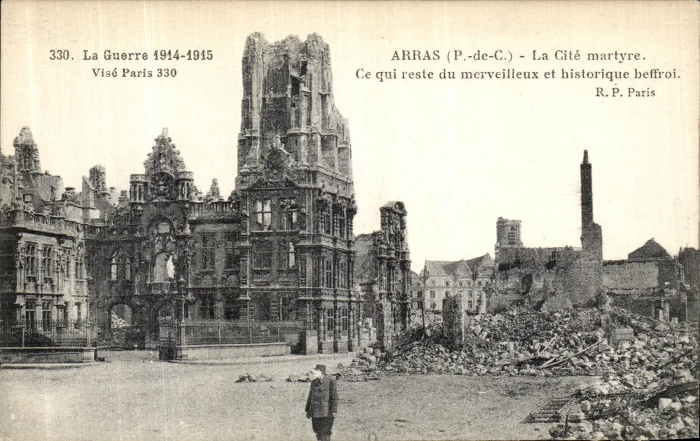 Arras (P.-de-C.) - A Cidade martirizada. O que resta do maravilhoso e histórico sino. - Frente