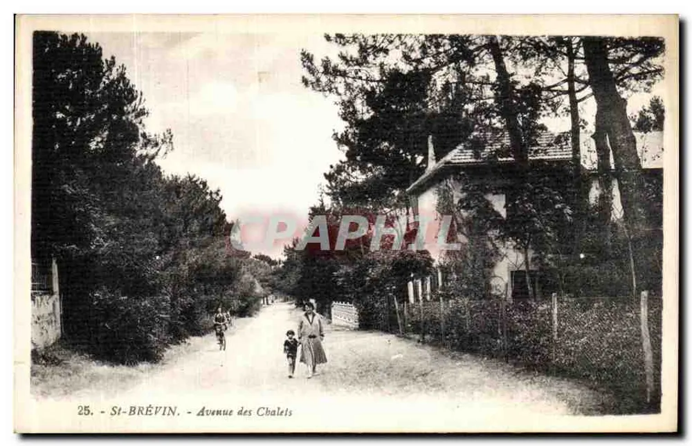 St-BRÉVIN - Avenida dos Chalets — vista de uma rua cercada de árvores com uma mulher e uma criança, e um ciclista no fundo - Frente