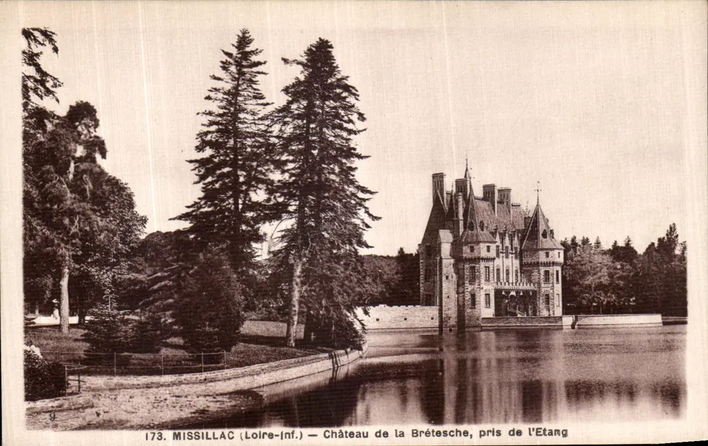 Missillac (Loire-Inf.) — Schloss La Brétesche, Ansicht vom See - Vorderseite