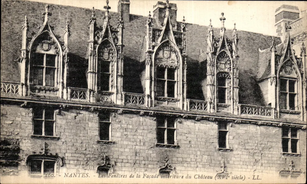 NANTES — Die Fenster der Innenfassade des Schlosses (16. Jahrhundert) — LL. - Vorderseite
