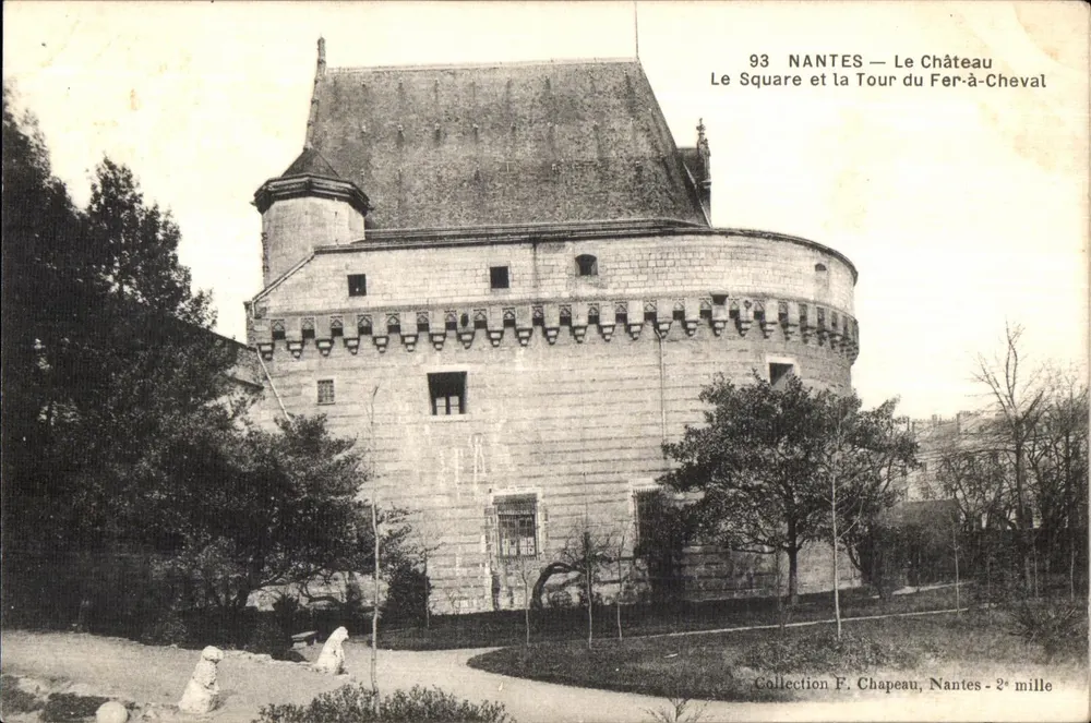 NANTES — Das Schloss, der Platz und die Eisenpferdeturm — Collection F. Chapeau, Nantes - 2e mille - Vorderseite