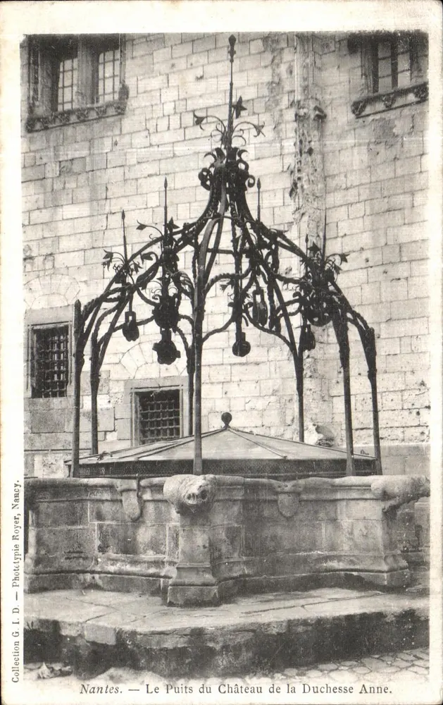Nantes — Ansicht des Brunnens des Schlosses der Herzogin Anne — Phototypie Royer, Nancy - Vorderseite