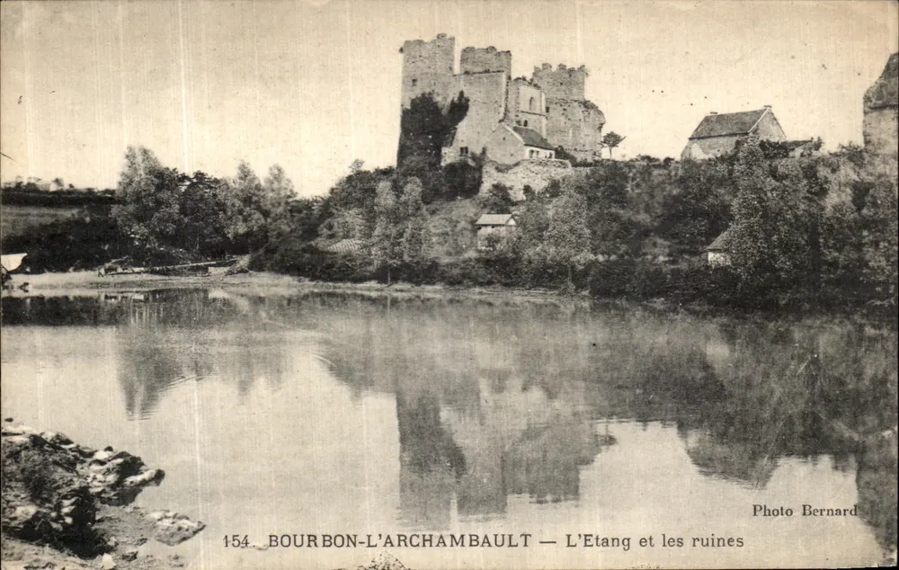 Bourbon-l'Archambault — O Lago e as Ruínas — Foto Bernard - Frente