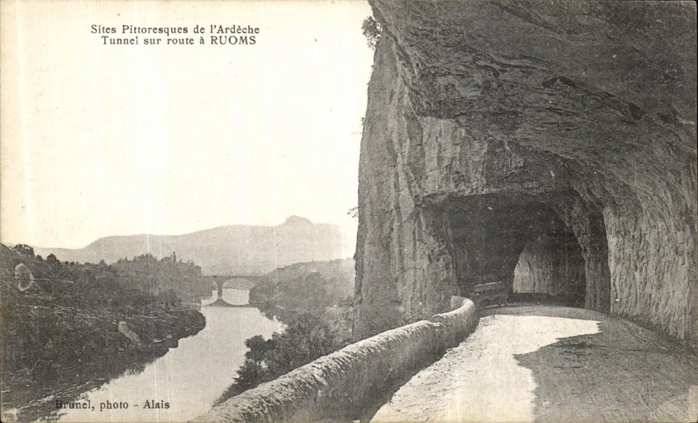 Tunnel an der Straße in RUOMS — Pittoreske Orte der Ardèche — Brunel, Foto - Alais - Vorderseite