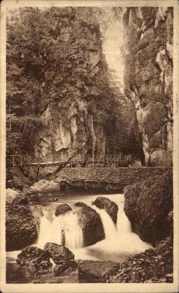 Cachoeira em um cânion — Ponte metálica — Editor: Lev e Bruhier, Paris - Frente