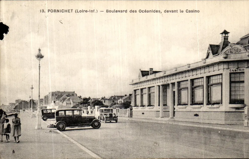 Pornichet (Loire-Inf.) — Boulevard des Océanides, devant le Casino — F. Château, éditeur, Nantes - Frente