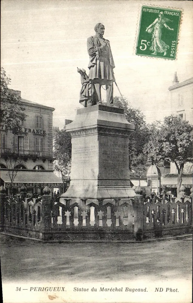 Périgueux — Estátua do Mariscal Bugeaud — ND Phot. - Frente