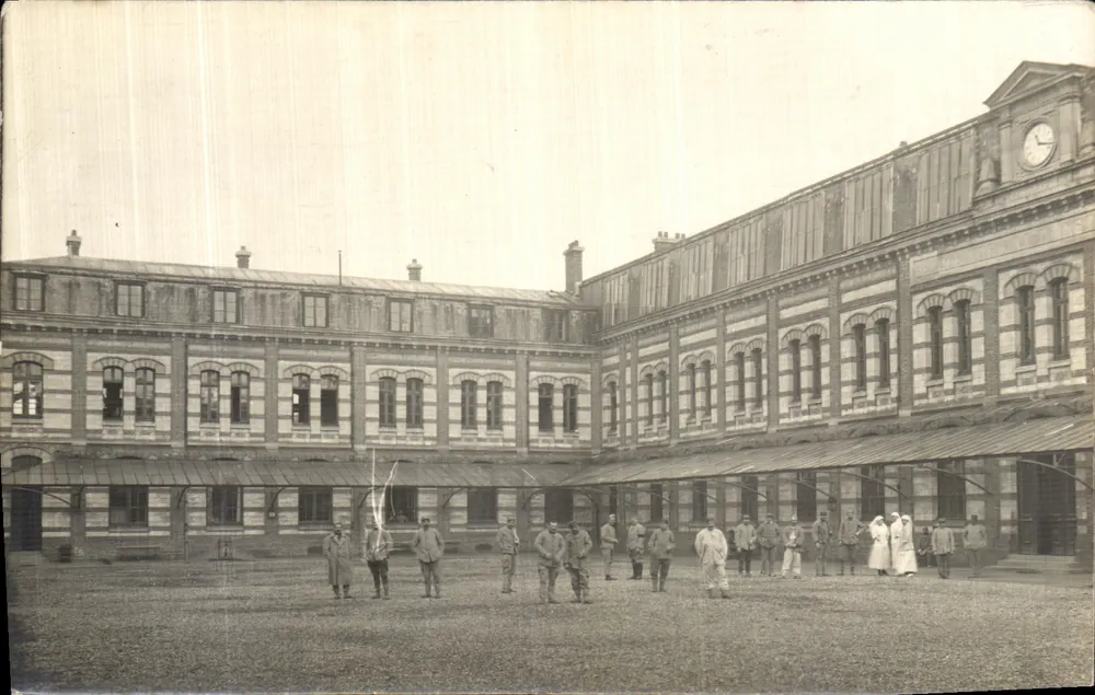 Hof eines Militärkrankenhauses — Soldaten und Schwestern — R. Gallimard, Rosengrug et C°, Paris - Vorderseite