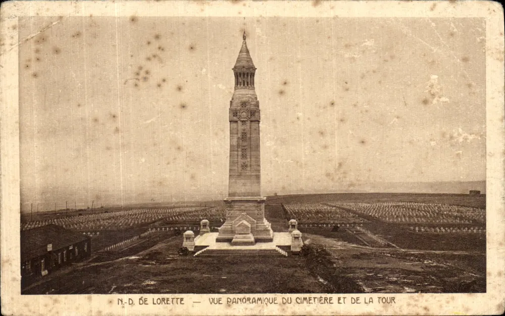 Notre-Dame de Lorette — Panoramablick auf den Friedhof und die Turm - Vorderseite