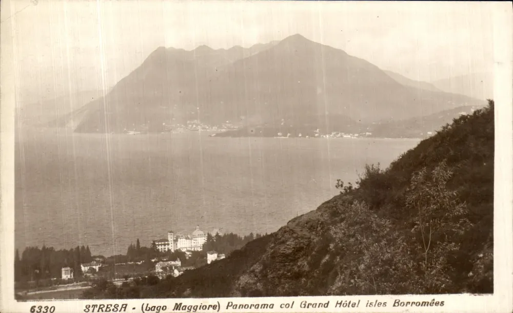 Stresa - (Lago Maggiore) Panorama mit dem Grand Hôtel Isles Borromées — Éditions Fratelli Torino, n° 6330 - Vorderseite