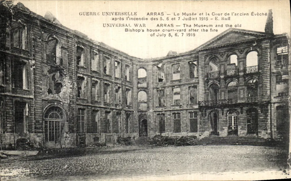Arras — Das Museum und der Innenhof des ehemaligen Bischofspalastes nach den Bränden vom 5., 6. und 7. Juli 1915 — E. Ruff - Vorderseite