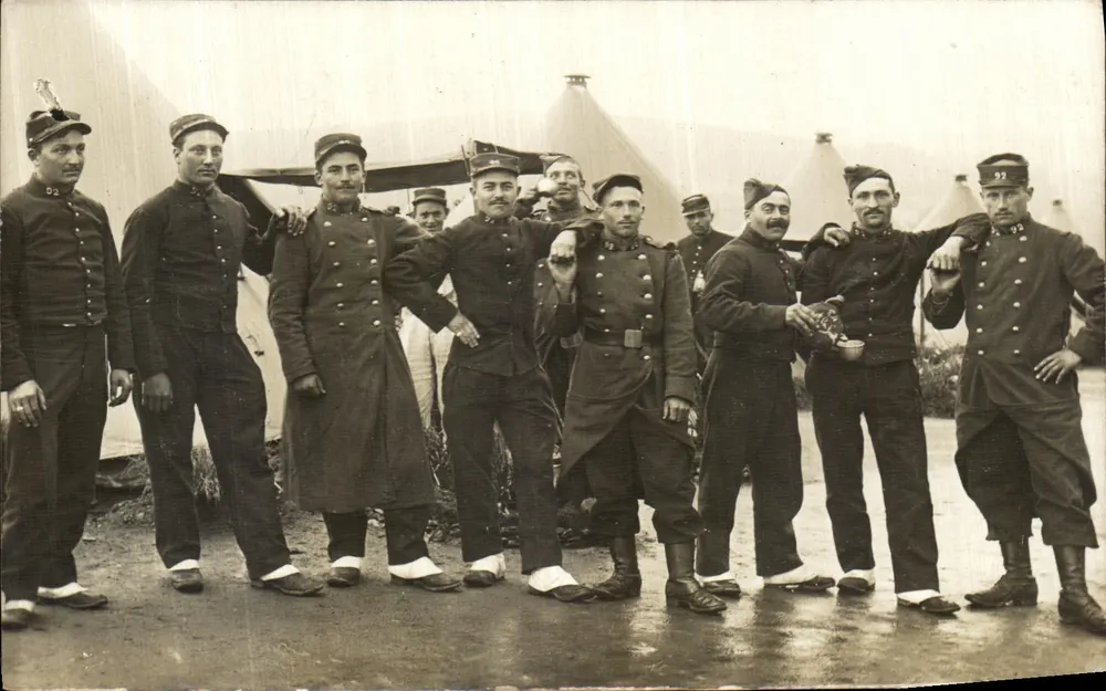 Gruppe von Soldaten — Militär-Lager — unbekannter Verlag, Seriennummer nicht sichtbar - Vorderseite