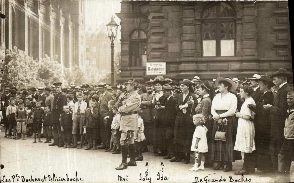 Les Petits Boches et Policier boche — Wiesbaden — Josef Poehlmann - Recto