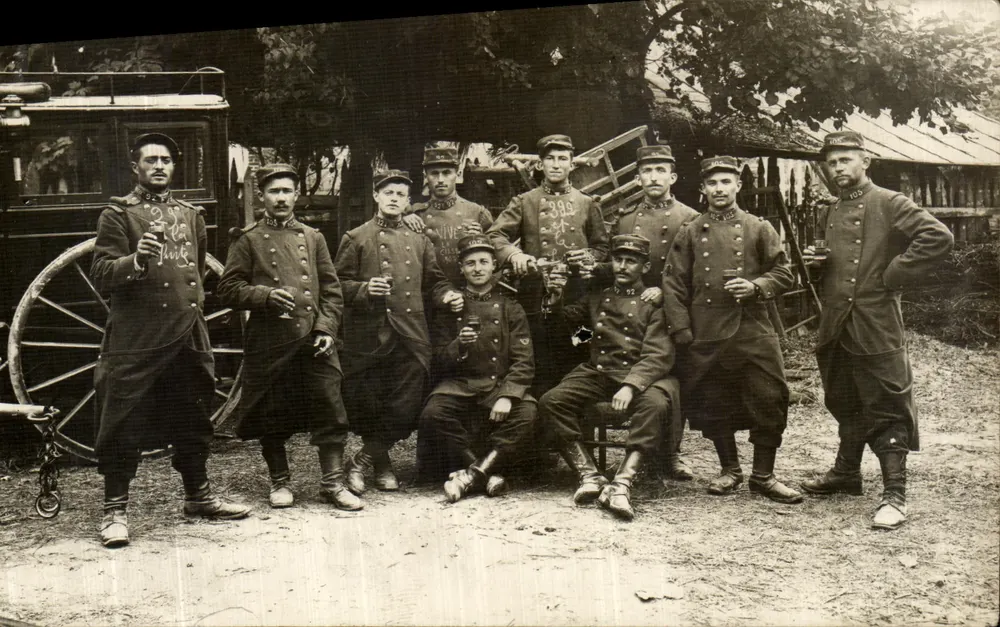 Gruppe Soldaten — Pose im Freien mit Wagen — kein Verlag oder Nummer sichtbar - Vorderseite