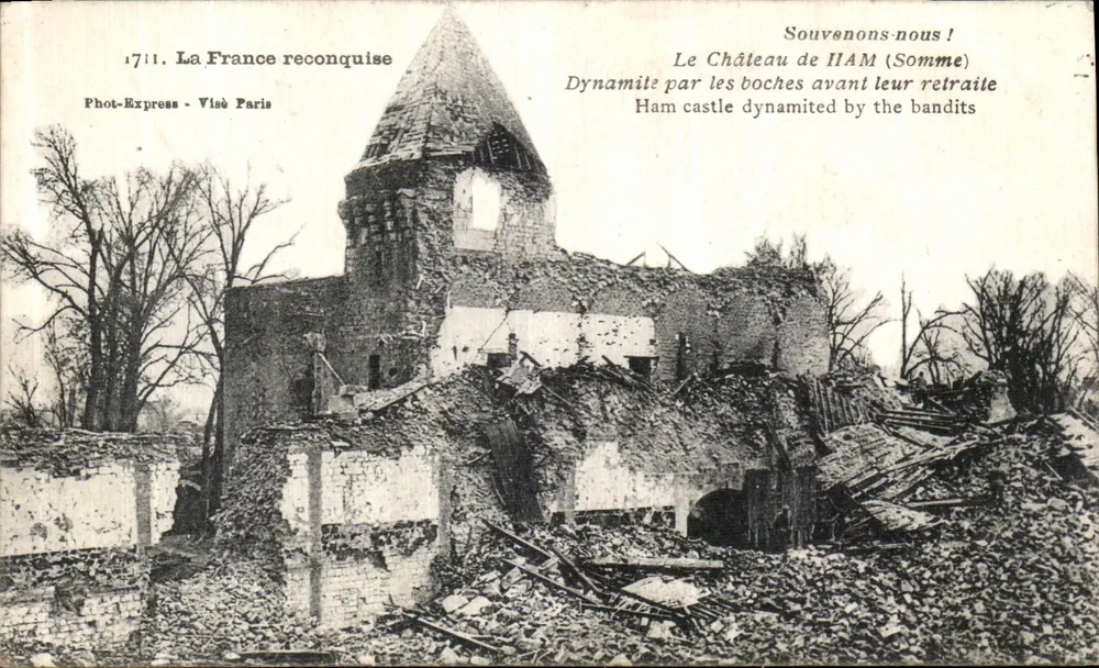 Le Château de HAM (Somme) — ruines après dynamitage — Phot-Express - Visé Paris, n°1711 - Anverso