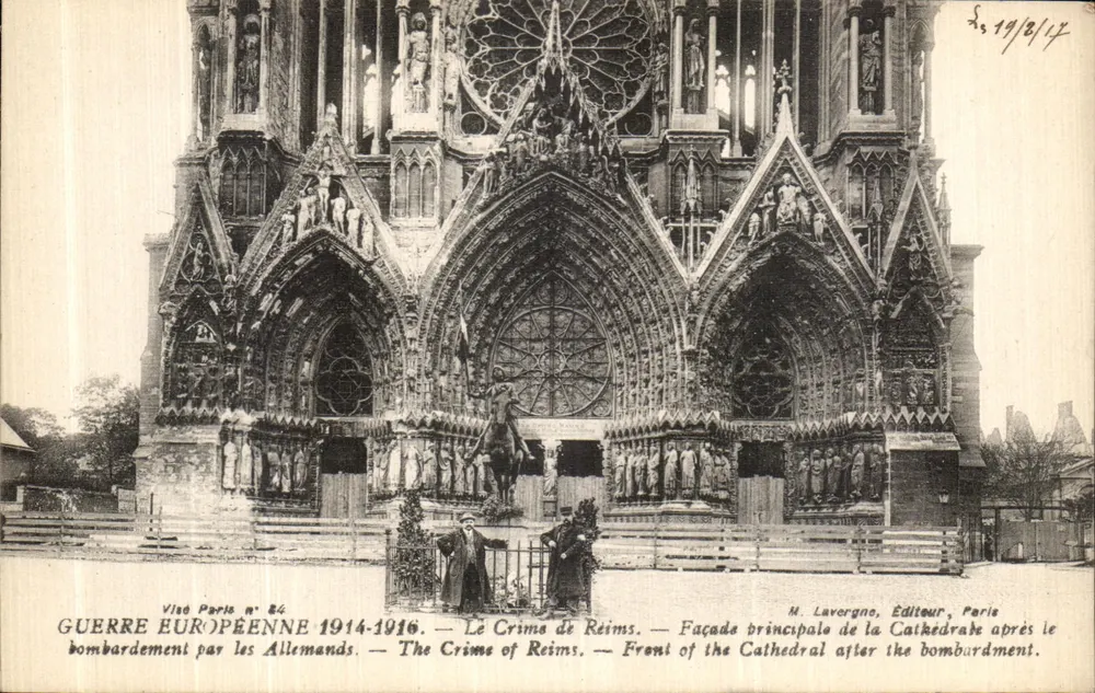 Catedral de Reims — Fachada principal após o bombardeio — M. Laverghno, Editor, Paris - Frente