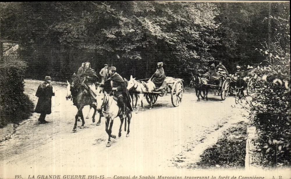 Kolonne marokkanischer Spahis, die durch den Wald von Compiègne ziehen — A.R. 195 - Vorderseite