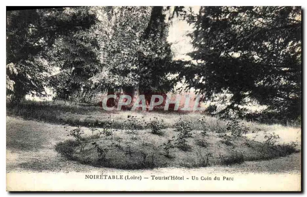Noiretable (Loire) — Tourist'Hôtel — Ein Eck des Parks - Vorderseite