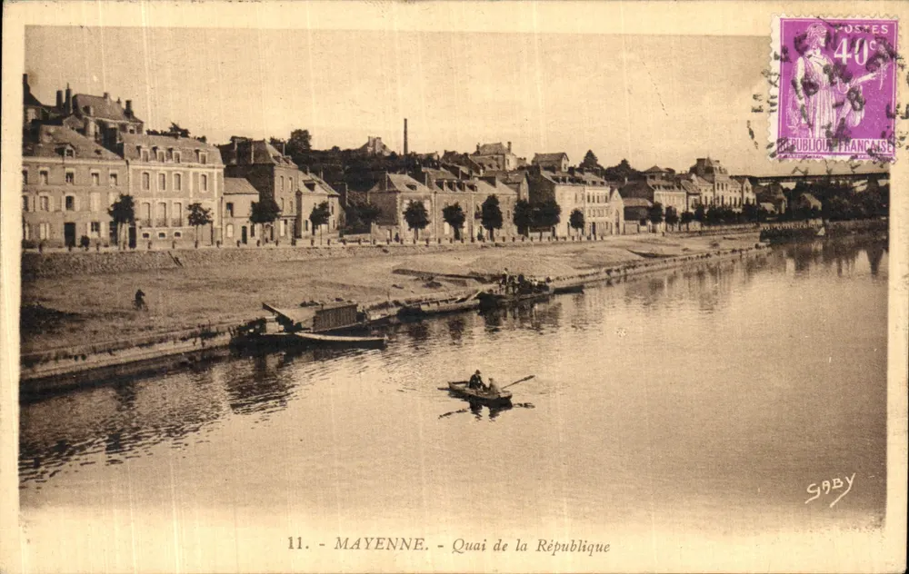 Mayenne - Quai da República — vista do rio com barco — editor Gaby, n°11 - Frente